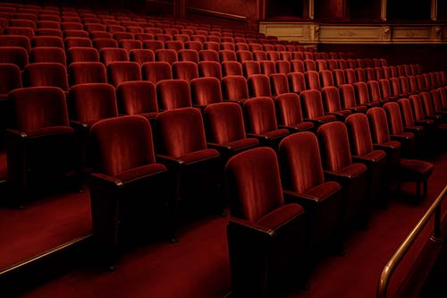 Nettoyage complet de moquettes et fauteuils en tissu dans un théâtre parisien
